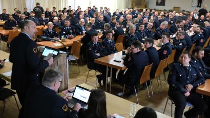 Bild: Hirsch
Kreisbrandrat Christian Demleitner (am Rednerpult) blickt bei der Dienstversammlung der Kommandanten auf das Jahr 2023 zurück und bereitet die Führungskräfte auf neue Herausforderungen vor.