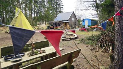 Bild: Florian Miedl/fph
Auf dem Gelände des Waldspielplatzes „Die Waldfüchse“ in Waldershof hat sich der kleine Willi wohlgefühlt. Nun sieht er die Einrichtung nur noch, wenn er seine ältere Schwester Greta zusammen mit seiner Mutter Bianca Wege abholt.
