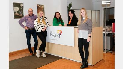 Bild: exb/BKK ProVita
Die Mitarbeiterinnen und Mitarbeiter der BKK ProVita in Schwandorf freuen sich auf den Besuch von Versicherten und Interessierten.