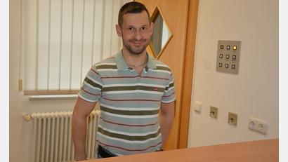 Bild: jr
Jan Stanek steht am Empfang seiner neuen Physiotherapiepraxis, die ab 2. April geöffnet sein wird.
