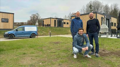Bild: Franz Dietl/exb
Elf Tiny-Häuser stehen. Matthias Hauer (sitzend), Franz Dietl (links) und Bernd Mehltretter peilen im Endausbau 14 bis 16 Gebäude auf dem Gelände des Feriendorfs Seeblick bei Neunburg vorm Wald an.