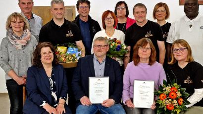Bild: R. Kreuzer
Die Kolpingsfamilie Neunkirchen stellt sich neu auf. Den Vorsitz übernimmt Petra Teichner (sitzend, rechts) von Roland Hoffmann (stehend mit Korb).