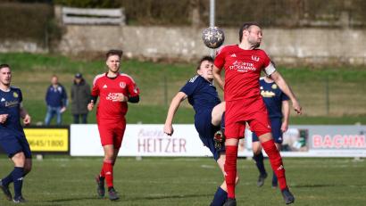 Bild: Dieter Jäschke
SC-Kapitän Johannes Böhm (rotes Trikot) und Moritz Dötsch vom FC Tremmersdorf im Kampf um den Ball. Der SC Kirchenthumbach entschied das Derby mit 2:1 für sich.