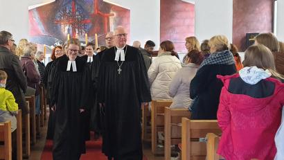 Bild: Susanne Götte/exb
Pfarrerin Barbara Berckmüller und Regionalbischof Stiegler führen nach der Ordination den Zug aus der Kirche zum Empfang ins benachbarte Gemeindehaus an.