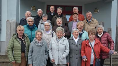 Bild: jr
Groß war am Samstag die Wiedersehensfreude bei den Angehörigen des Mitterteicher Schülerjahrgangs 1943. Herma Laumer (erste Reihe, Mitte) und Hans Lindner (vorletzte Reihe, Zweiter von rechts, mit Kappe) hatten das Treffen organisiert.