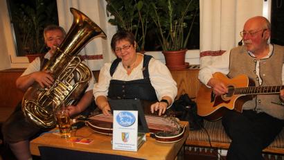 Bild: frd
Das Trio „Blecherne Sait`n – der Fritz, die Ingrid und der Sepp aus Schnaittenbach – bereichern die Geburtstagsfeier mit bayerischem Liedgut und humorigen Einlagen.