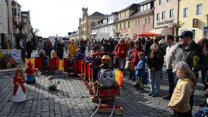 Bild: ak
Runde um Runde drehte am Stadtplatz eine Kindereisenbahn.