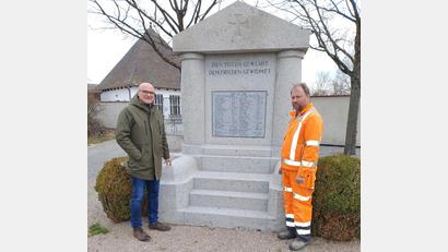 Bild: Thomas Körner/exb
Erster Bürgermeister Maximilian Beer und Bauhofvorarbeiter Anton Köppl nehmen das sanierte Kriegerdenkmal in Augenschein.
