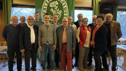 Bild: krb
Rudi Bäumler (Bildmitte) bleibt Vorsitzender des OWV Neustadt. Doch in zwei Jahren muss sich der Zweigverein voraussichtlich einen neuen Chef suchen. Bäumler will dann sein Amt in jüngere Hände geben.