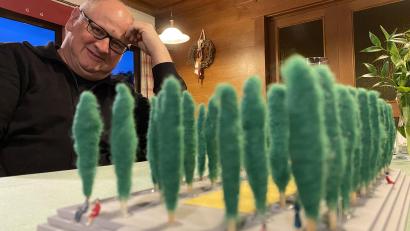 Bild: gri
Wilhelm Koch mit einem Modell der Glyptothek Etsdorf. Die 47 Säuleneichen stehen für 47 Länder Europas - mehr, als in der EU Mitglied sind..