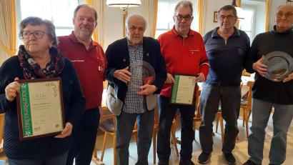 Bild: Beate Pichlmeier/exb
Bezirksvorsitzender Karlheinz Lehner (Zweiter von links) dankte (von links) Andrea Zinnecker (Wanderfreunde Mitterteich), Johann Bauernfeind (Wanderfreunde Leonberg Maxhütte-Haidhof), Anton Heindl (Wanderverein Kemnath), Heinz Stegerer (Wanderfreunde Regenstauf) und Josef Sorgenfrei (Wanderfreunde Schwarzhofen) für Treue und Verdienste.