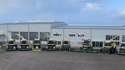 Bild: Igl-Agrartechnik
Auf dem 24 000 Quadratmeter großen Firmengelände im Nabburger Gewerbegebiet bietet das Kompetenzzentrum Igl Agrartechnik GmbH & Co.KG die gesamte Landmaschinen-Produktpalette des Herstellers Krone an.