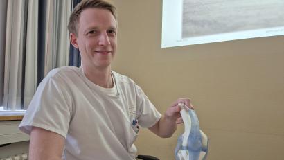 Bild: Lowak
Dr. Christoph Schirdewahn, Facharzt für Orthopädie am Klinikum Weiden und selbst begeistert Läufer, erklärt, was man tun kann, um beim Laufen keine Knieschmerzen zu bekommen.