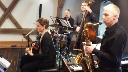 Bild: e
„Cheers“ in Theuern mit Franziska „Franzi“ Graz (Gesang, Gitarre), Michael Eisperger (Piano, Tenorsaxofon), Tom Matejevic (Bass) und Benny Kroll (Schlagzeug).