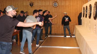 Bild: kro
Vollste Konzentration beim Wurf auf die Dartscheibe war angesagt.