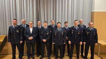 Bild: tne
Die Beförderten der Ammersrichter Feuerwehr (von links): Kommandant Christian Schafbauer, erster Vorsitzender Wolfgang Nagler, Bürgermeister Martin Preuß, Reinhard Birner, Torsten Windisch, Thomas Weber, Tobias Neudecker, Jonas Kemter, erster Vorsitzender der Feuerwehr Amberg Tobias Höhne, zweiter Vorsitzender Jürgen Köppel und zweiter Kommandant Christian Karl.