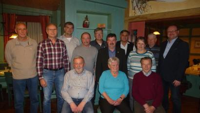 Bild: bk
Das Führungsteam der Siedlergemeinschaft zusammen mit den Geehrten (vorn, sitzend). Ihnen gratulieren Bürgermeister Uwe König und Helmut Grünbauer( Erster und Fünfter von rechts).