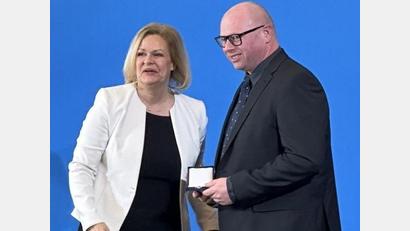 Bild: DESV
Reinhold Beyerlein erhielt aus den Händen von Innenministerin Nancy Faeser das Silberne Lorbeerblatt.