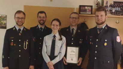 Bild: Lukas Vogl/exb
Vorsitzender Johannes Reindl (rechts) und (von links) Kommandant Christoph Dumler dankten Jugendwart Dominik Schiml (10 Jahre Mitgliedschaft), Magdalena Dumler (Beförderung zur Oberfeuerwehrfrau) und Hans Dumler (35 Jahre Treue).