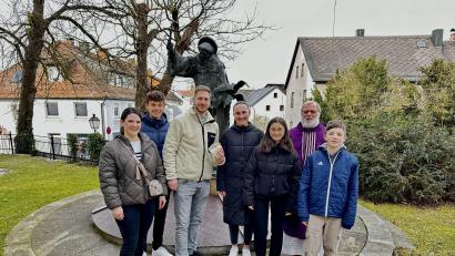 Bild: JU Konnersreuth/Benedikt Wenisch/exb
Vertreter der JU Konnersreuth um Vorsitzenden Benedikt Wenisch (Zweiter von links) übergaben eine 360-Euro-Spende an die örtlichen Ministranten. Darüber freute sich auch Pater Benedikt Leitmayr.