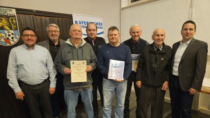 Bild: Gebele
BFV-Präsident Christoph Kern (von rechts) ehrte zusammen mit dem 
Ehrenobmann Georg Wienzek (93 Jahre) Adolf Binner, Koni Singer, 
Christian Struppeck und Walter Schimpke. Auch Bezirksvorsitzender Thomas
Graml (Zweiter von links) und Bezirksschiedsrichterobmann Markus Weigert (links) gratulierten.