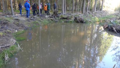 Bild: rn
Vor einem neu angelegten Wassertümpel, der bei Waldbrand als Wasserentnahmestellen dienen kann, informiert Martin Gottsche auch über Erschließungsmaßnahmen im Stadtwald.