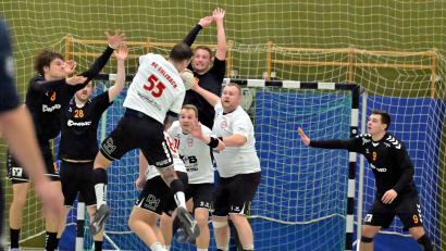 Bild: Hubert Ziegler
Alarmstufe Rot am Amberger Kreis: Milan Stancic vom HC Sulzbach-Rosenberg (Nummer 55) versucht die Amberger Abwehr zu überwinden.