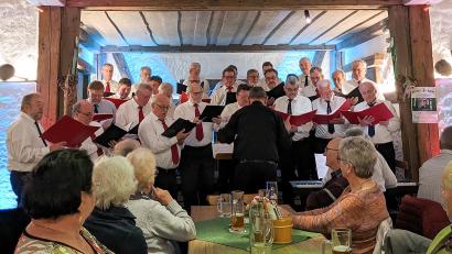 Bild: nza
Die Chorgemeinschaft Krummennaab/Thumsenreuth bei ihren Auftritt auf der „Rechersimer“-Bühne. Der Männergesangverein Mitterteich unterstützte das Konzert.