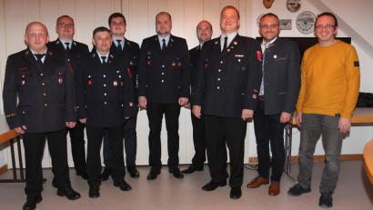 Bild: pi
Johann Dierl (Mitte) und Maximilian Fuchs (Vierter von links) stehen künftig an der Spitze der aktiven Truppe der Feuerwehr Waidhaus.