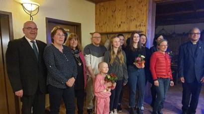 Bild: Brigitte Meyer/exb
Übergeben hat die KLB Wernersreuth Spenden an mehrere Empfänger. Im Bild (von links) Bürgermeister Klaus Meyer, Monika Seitz, Vorsitzende Brigitte Meyer, Luisa aus Bärnau mit ihrer Familie, Eva und Carmen Wuttke vom Verein Happynest, Dr. Andrea Madesta und Birgit Gösl (dahinter) vom Diözesanvorstand sowie Pfarrer George.