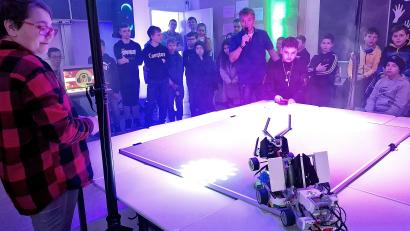 Bild: R. Kreuzer
Per Handy gesteuerte und von Schülern konstruierte Mini-Roboter tragen einen Kampf aus. Es ist eines der Highlights beim Tag der offenen Tür an der Hans-Scholl-Realschule.