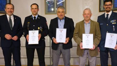 Bild: Hirsch
Bürgermeister Frank Zeitler (links) verleiht den langjährigen Vereinsfunktionären Reinhard Monat, Anton Eimer, Manfred Renz und Christian Grasser (von links) die Ehrengabe der Stadt Nabburg.