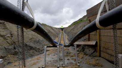 Symbolbild: Carsten Rehder/dpa
Noch gibt es keine Gleichstrom-Erdkabel des Süd-Ost-Links durch den Landkreis Tirschenreuth. Das Bild zeigt Arbeiten an der Stromtrasse Nord-Link bei Büsum.