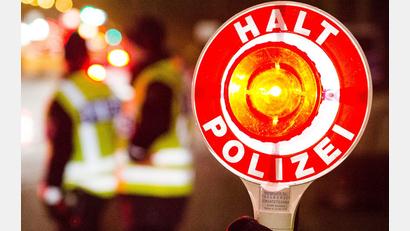 Symbolbild: Daniel Bockwoldt/dpa
Nach einer Kontrolle ermittelt die Polizei wegen eines Vergehens nach dem Pflichtversicherungsgesetz.