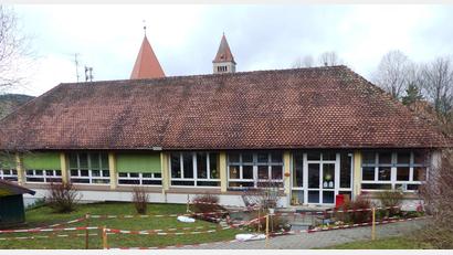 Bild: jp
Das derzeit als Schule dienende Gebäude am Klosterberg soll, wenn die Sanierung der Volksschule abgeschlossen ist, In eine Außenstelle des Kastler Kindergartens umgebaut werden. Damit wird dann das Kolping-Jugendheim, in das eine Kindergartengruppe ausgelagert ist, wieder frei.