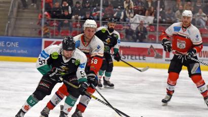Archivbild: Gebert
Bezirksligist EHC Mitterteich (vorne Maximilian Bäuml im Heimspiel) hat durch den 4:1-Erfolg beim EV Bad Wörishofen das Play-off-Finale erreicht. Das erste Endspiel ging gegen den EHC Straubing mit 1:4 verloren.