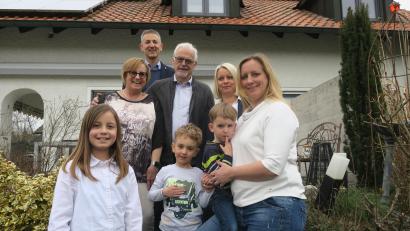 Bild: exb
Bürgermeister Albert Geitner (Dritter von links) zusammen mit Heidemaria und Hubert Schuster sowie deren Töchter Stephanie Dotzler und Corinna Eisner und den Enkelkindern Anna-Lena, Bastian und Tim.