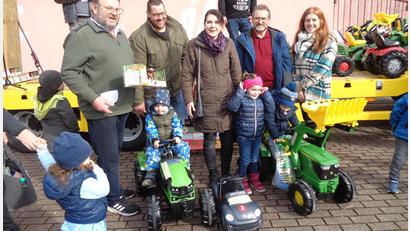 Bild: amö
Auch der Kindergarten Winklarn wird mit zwei Tretbulldogs und einer Motorsäge beschenkt. Martin Hofstetter (vorne links) und Josef Maier (hinten links) übergeben die Fahrzeuge der Leiterin des Kindergartens, Daniela Schmidbauer. Mit im Bild Dritter Bürgermeister Robert Eibl (Zweiter von rechts)