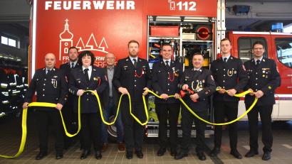 Bild: jr
„Wir ziehen alle an einem Strang“ – das wollen die Verantwortlichen der Feuerwehren in der Marktgemeinde Konnersreuth hier mit dem gelben Schlauch demonstrieren. Im Bild (von links) Kommandant Martin Wölfl, Vorsitzender Andreas Häckl, Johanna Pfohl (alle Feuerwehr Neudorf-Rosenbühl), Bürgermeister Max Bindl, Maximilian Haberkorn, Vorsitzender Sven Jäger, Kommandant Stefan Kreuzer (alle Feuerwehr Konnersreuth) sowie Kommandant Andreas Schiml (Feuerwehr Höflas-Grün-Groppenheim) und Kreisbrandmeister Philipp Sölch.