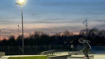 Bild: Heike Unger
Das Flutlicht funktioniert wieder, damit können die Skater auf ihrer Anlage im Sportpark jetzt auch wieder abends Spaß haben.