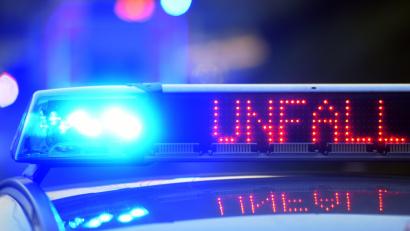 Symbolbild: Stefan Puchner / dpa
Die Polizei Neustadt/WN möchte wissen, wer am Montagabend auf der Kreisstraße 7 bei Kirchendemenreuth einen Unfall beobachtet hat und Hinweise auf den Verursacher geben kann.