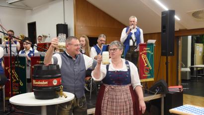 Bild: Christian Witt/exb
Ein Prosit auf einen Abend voller Unterhaltung mit der Jugendblaskapelle Parkstein.
