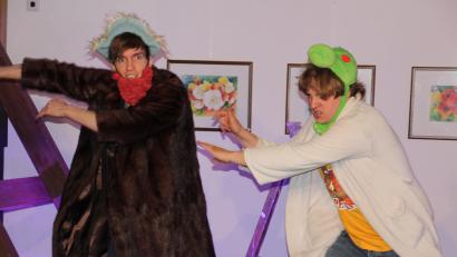 Bild: kro
Daniel Adler (links) und Erasmus Gerhards vom Ovigo-Theater begeisterten am Wochenende die Zuschauer im Kunsthaus Waldsassen mit dem Theaterstück „Käpten Knitterbart“.
