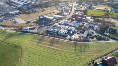 Bild: Thilo Hierstetter
Nach den Vorstellungen der FDP/FWS-Stadtratsfraktion könnte eine neue Straße zwischen der Eisenhämmerstraße (Abzweigung in Höhe des Schotterwegs links) und dem Wohngebiet Oberschwaig (rechts unten) auch das Waldbad neu anbinden. Die neue Verbindung würde dann nördlich der Jahnschule verlaufen und auf das Ende der Oberschwaigstraße treffen, wo auch neue Parkflächen entstehen sollen. Beratungen stehen dazu allerdings noch aus.