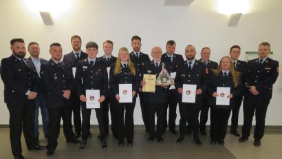 Bild: Johann Adam
Bürgermeister Sebastian Dippold (links) gratulierte allen Geehrten und Beförderten der Feuerwehr Neustadt Er dankte für den unermüdlichen Einsatz zum Wohle der Bürger.