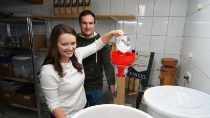 Bild: kaz
Rita und Sebastian Hecht aus Griesbach bauen Dinkel an und stellen daraus Dinkelreis her. Zum Einsatz kommt dabei eine Dinkelschälmaschine. Per Hand wird der Dinkelreis abgefüllt.