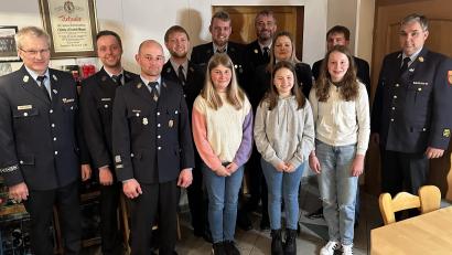 Bild: exb; Feuerwehr Neuzirkendorf/Fabian Gradl
Patrick Fischer (vorne) und sein Team begrüßt die Anwärterinnen Johanna Lindner, Emilia Neubig und Mareike Linhardt.