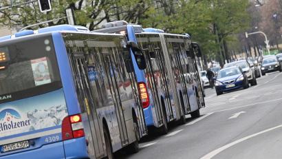 Symbolbild: Angelika Warmuth/dpa
Im Freistaat gibt es schon lange viel zu wenige Fahrerinnen und Fahrer, die noch hinter dem Steuer eines Busses Platz nehmen wollen.