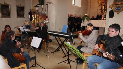 Bild: kro
Das KuBZ-Orchester Waldsassen musizierte unter der Leitung von Klemens Reif (links).