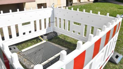 Bild: Petra Hartl
So sieht die Abdeckung des Revisionsschachts aus, die offenbar nicht richtig auf dem Betonschacht auflag. Ein Bub (7) trat darauf, die Abdeckung kippte weg und der Junge stürzte daraufhin vier Meter tief in den Schacht und verletzte sich leicht. Nun ist der Schacht mehrfach abgesichert.